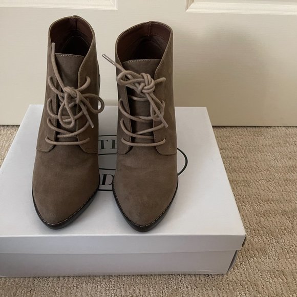 NEW Steve Madden Taupe Lace-Up Boots - Picture 4 of 6